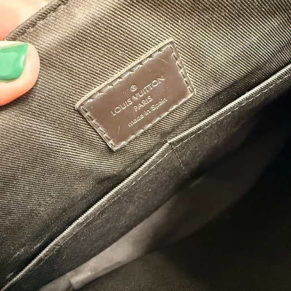 *Beautiful* Authentic Louis Vuitton - Damier Ebene Messenger Bag - Picture 15 of 16